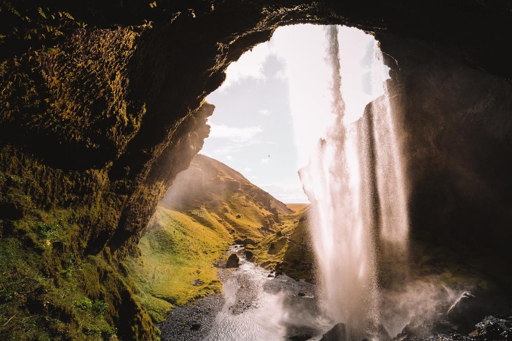 Kvernufoss waterval in een groene kloof