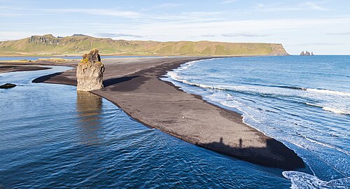 Zwart zandstrand en basaltzuilen bij Reynisfjara