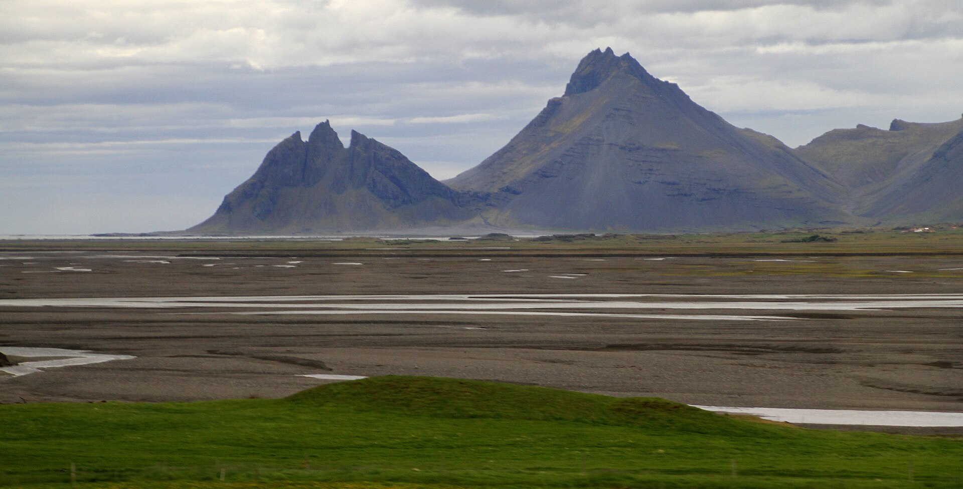 Vestrahorn weerspiegeld aan de kust van Stokksnes